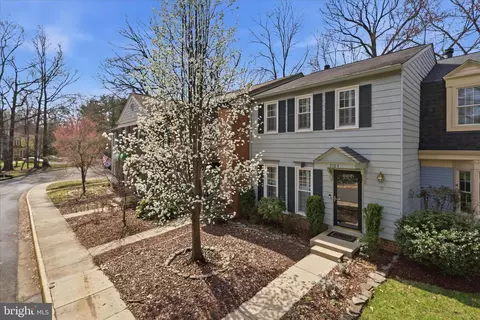 2184 Pond View Ct, Reston, VA 20191