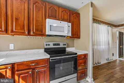 Entry Way - 7113 Itte Ln, Springfield, VA 22150 photo 1 of 2