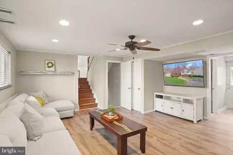 Living - 8282 Morning Dew Ct, Springfield, VA 22153 photo 2 of 2