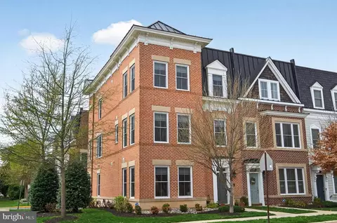151 Center S #1, Vienna, VA 22180