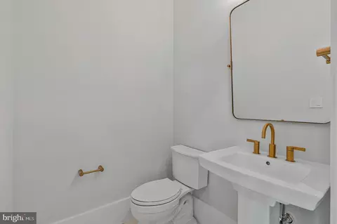 Bath - 7007 Hector Rd, Mclean, VA 22101 photo 6 of 16