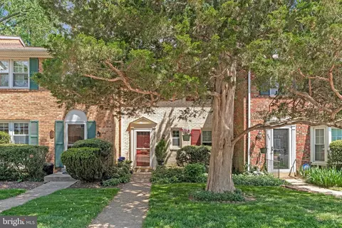 229 Commons Dr NW, Vienna, VA 22180