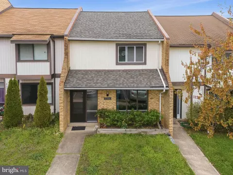1134 Shannon Pl, Herndon, VA 20170