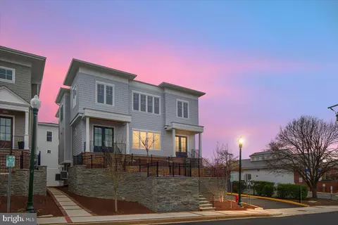 129 Park St NE # -B, Vienna, VA 22180