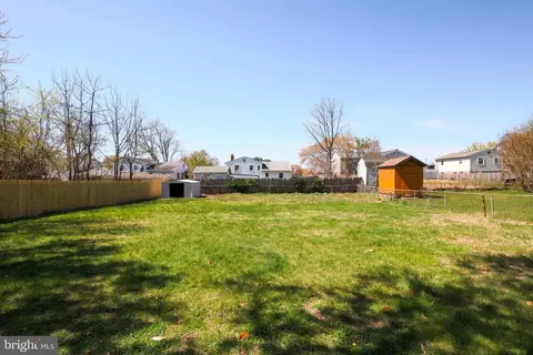Exterior - 13622 Ellendale Dr, Chantilly, VA 20151 photo 4 of 9
