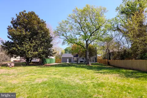 Exterior - 13622 Ellendale Dr, Chantilly, VA 20151 photo 5 of 9