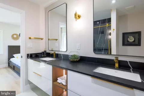Bath - 13622 Ellendale Dr, Chantilly, VA 20151 photo 2 of 5