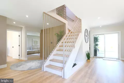 Entry Way - 13622 Ellendale Dr, Chantilly, VA 20151 photo 9 of 12
