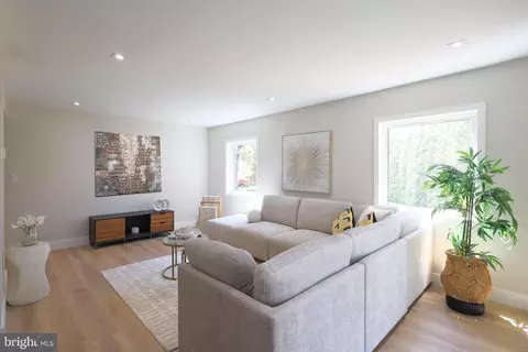 Living - 13622 Ellendale Dr, Chantilly, VA 20151 photo 3 of 4