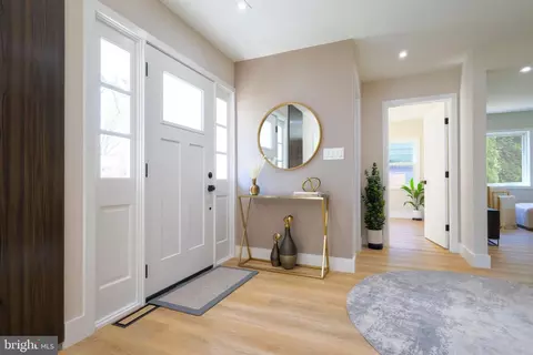 Entry Way - 13622 Ellendale Dr, Chantilly, VA 20151 photo 5 of 12