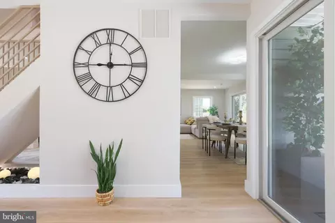 Entry Way - 13622 Ellendale Dr, Chantilly, VA 20151 photo 4 of 12