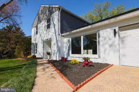Exterior - 13622 Ellendale Dr, Chantilly, VA 20151 photo 8 of 9