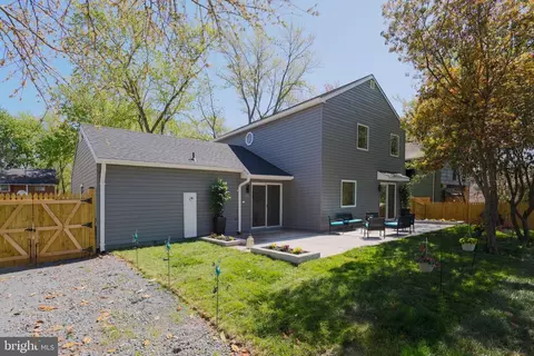 Exterior - 13622 Ellendale Dr, Chantilly, VA 20151 photo 2 of 9