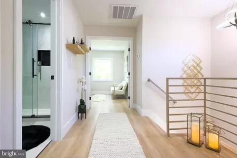 Entry Way - 13622 Ellendale Dr, Chantilly, VA 20151 photo 10 of 12