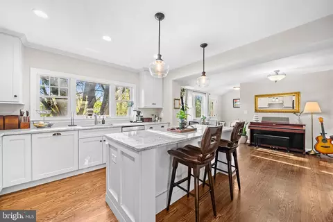 2722 Woodley Pl, Falls Church, VA 22046