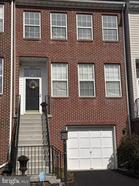 6610 Hunter Creek Ln, Alexandria, VA 22315