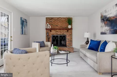 Living - 5755 Heming Ave, Springfield, VA 22151 photo 7 of 8