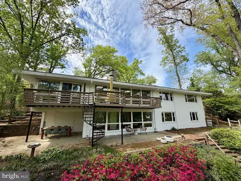 6124 Beachway Dr, Falls Church, VA 22041