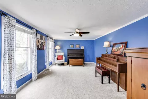 Living - 8404 Chillum Ct, Springfield, VA 22153 photo 1 of 1