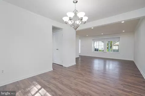 Living - 3869 Beech Down Dr, Chantilly, VA 20151 photo 6 of 7