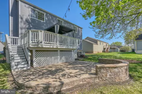 Exterior - 3869 Beech Down Dr, Chantilly, VA 20151 photo 8 of 10