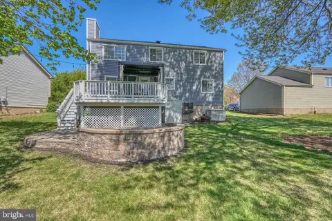 Exterior - 3869 Beech Down Dr, Chantilly, VA 20151 photo 9 of 10