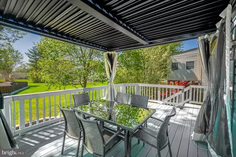 Exterior - 3869 Beech Down Dr, Chantilly, VA 20151 photo 6 of 10