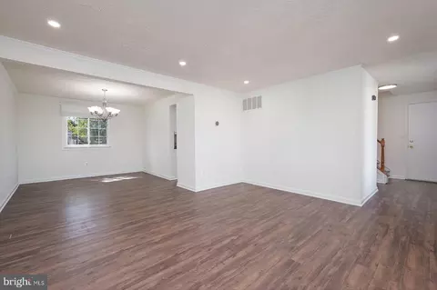 Living - 3869 Beech Down Dr, Chantilly, VA 20151 photo 5 of 7