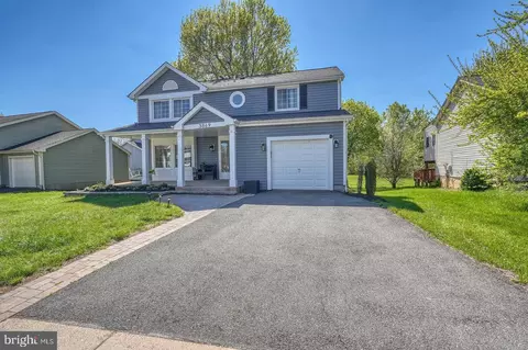 Exterior - 3869 Beech Down Dr, Chantilly, VA 20151 photo 2 of 10