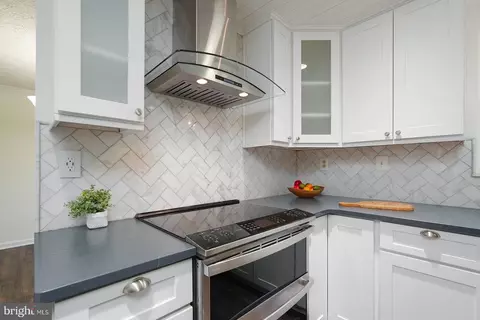 Kitchen - 3869 Beech Down Dr, Chantilly, VA 20151 photo 4 of 6