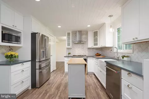 Kitchen - 3869 Beech Down Dr, Chantilly, VA 20151 photo 3 of 6