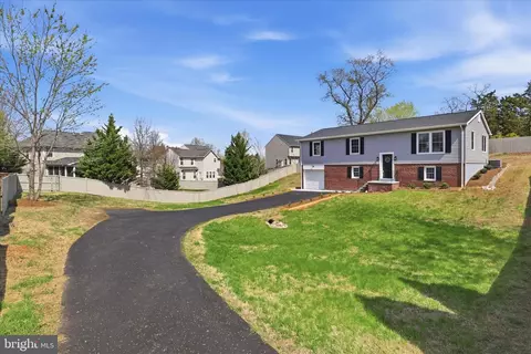 3416 Sunny View Dr, Alexandria, VA 22309