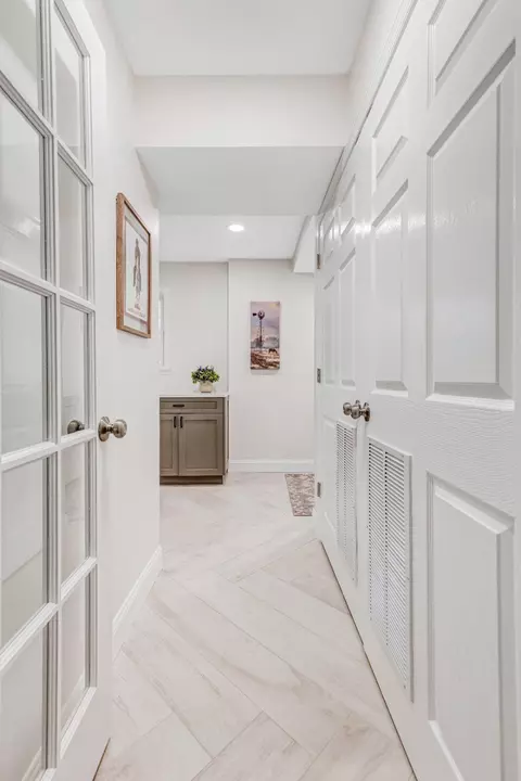 Entry Way - 8619 Nanlee Dr, Springfield, VA 22152 photo 7 of 9