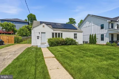 2146 Pimmit Dr, Falls Church, VA 22043