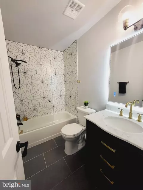 Bath - 1626 Linway Park Dr, Mclean, VA 22101 photo 2 of 3