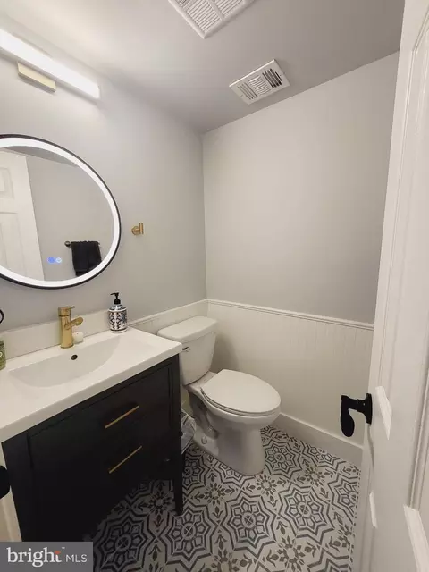 Bath - 1626 Linway Park Dr, Mclean, VA 22101 photo 3 of 3