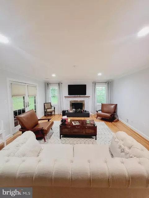 Living - 1626 Linway Park Dr, Mclean, VA 22101 photo 2 of 3