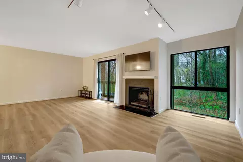 1752 Wainwright Dr, Reston, VA 20190 photo 2
