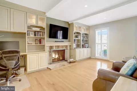 Living - 8723 Cuttermill Pl, Springfield, VA 22153 photo 1 of 1