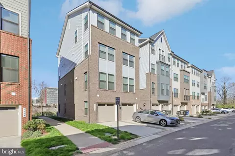 2390 Stella Pl, Alexandria, VA 22303