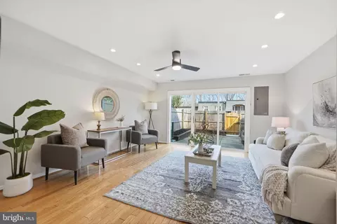 8230 Carrleigh Pkwy #84, Springfield, VA 22152