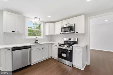 735 Palmer Dr, Herndon, VA 20170