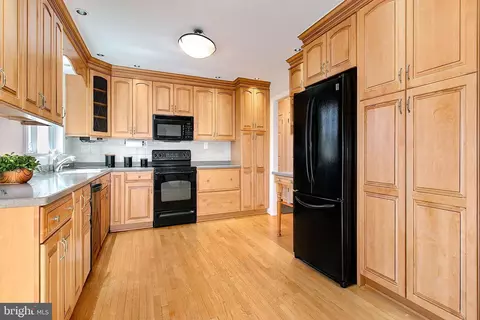Kitchen - 12415 Caisson Rd, Fairfax, VA 22030 photo 2 of 2