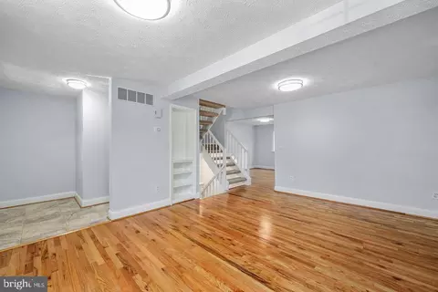 Living - 1632 Barnstead Dr, Reston, VA 20194 photo 2 of 7