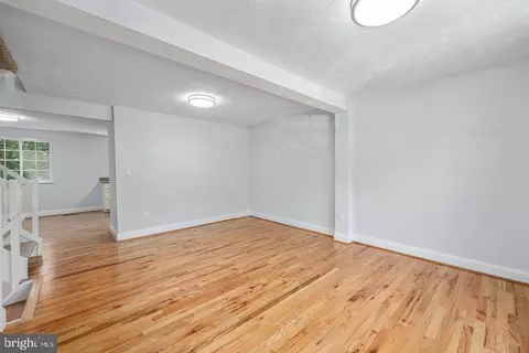 Living - 1632 Barnstead Dr, Reston, VA 20194 photo 4 of 7