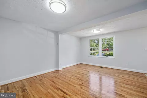Living - 1632 Barnstead Dr, Reston, VA 20194 photo 3 of 7