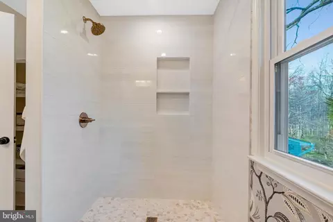 Bath - 6107 Lundy Pl, Burke, VA 22015 photo 5 of 9