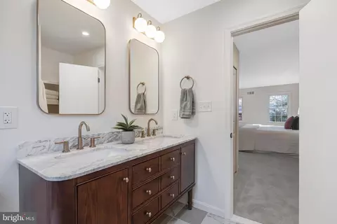 Bath - 6107 Lundy Pl, Burke, VA 22015 photo 4 of 9