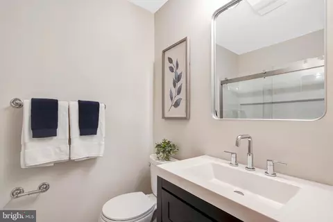 Bath - 6107 Lundy Pl, Burke, VA 22015 photo 6 of 9