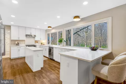 Kitchen - 6107 Lundy Pl, Burke, VA 22015 photo 4 of 6